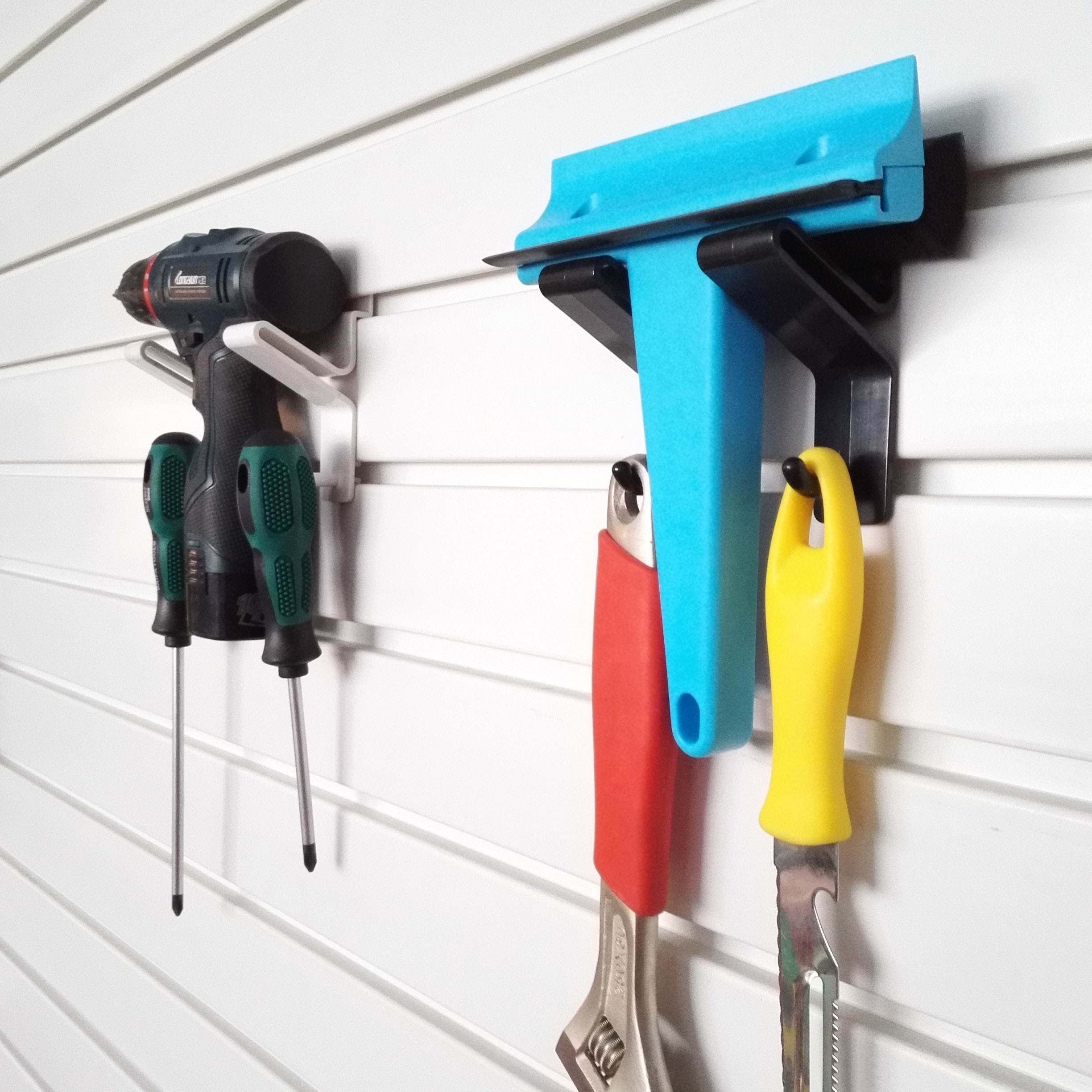 Slatwall البلاستيك عرض السنانير الملابس المعلقة